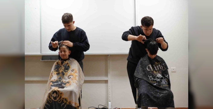 Bayburt'ta küçük öğrenciler için meslek öğrenen eller makas tuttu