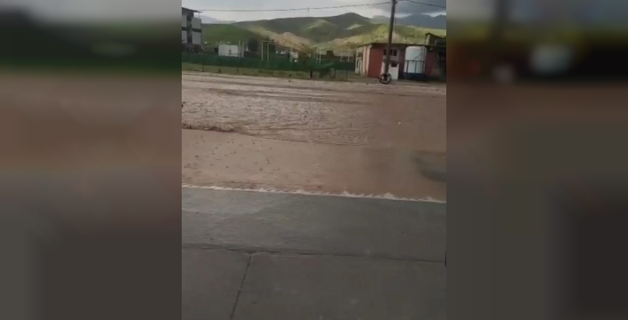 Baykan'da sağanak yağış sonrası yollar göle döndü, ulaşımda zorluklar yaşandı
