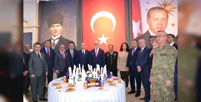 Bayram coşkusu Manisa'da protokolü bir araya getirdi