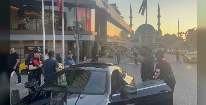 Bayram öncesi Taksim'de nefes kesen polis denetimi: Şüpheli araçlar didik didik aranıyor