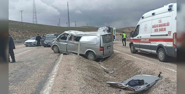 Bayram sevinci kabusa döndü: Sivas'ta feci kaza, 1 can kaybı, 8 yaralı!