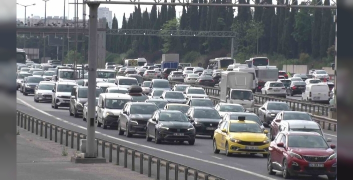 Bayram telaşı TEM'i kilitledi: İstanbul'dan kaçış başladı