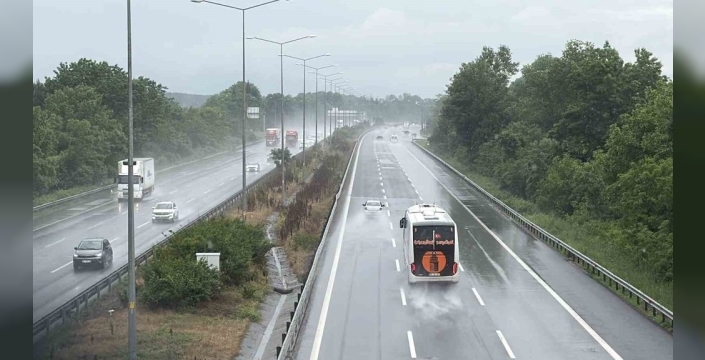 Bayram trafiğinde sürpriz düşüş: Düzce'de yağmur etkili oldu