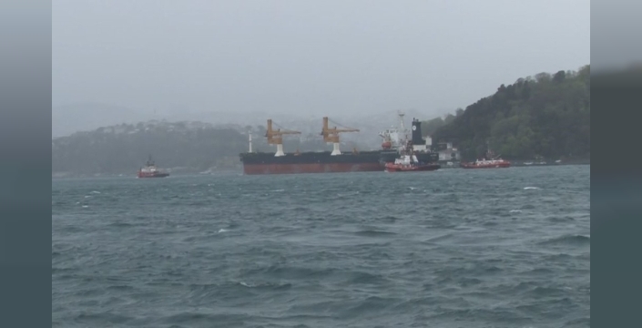 Boğaz yeniden nefes aldı: Makine arızası yapan gemi tahliye edildi