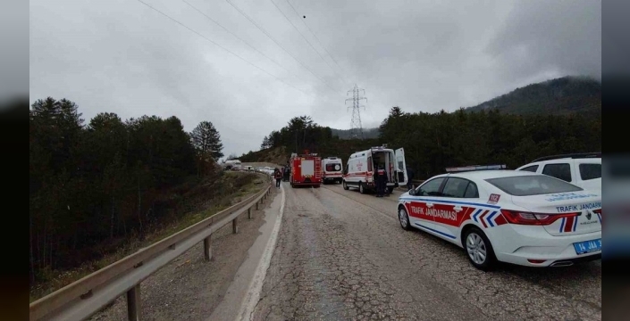 Bolu'da ölümcül viraj: Minibüs ve otomobil kafa kafaya çarpıştı, 4 yaralı kurtarıldı