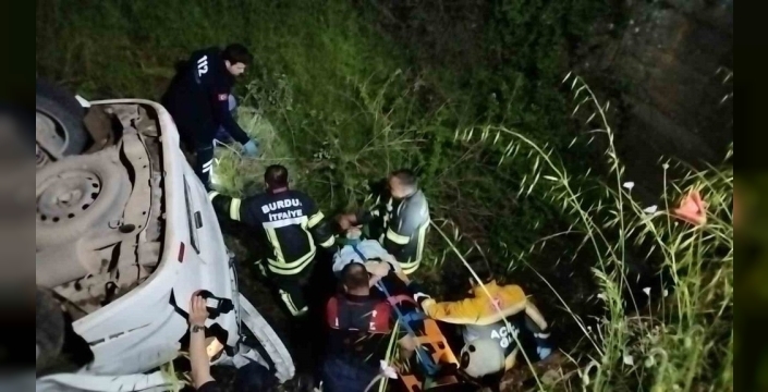Burdur'da kaza: Uçuruma devrilen araçta 3 yaralı