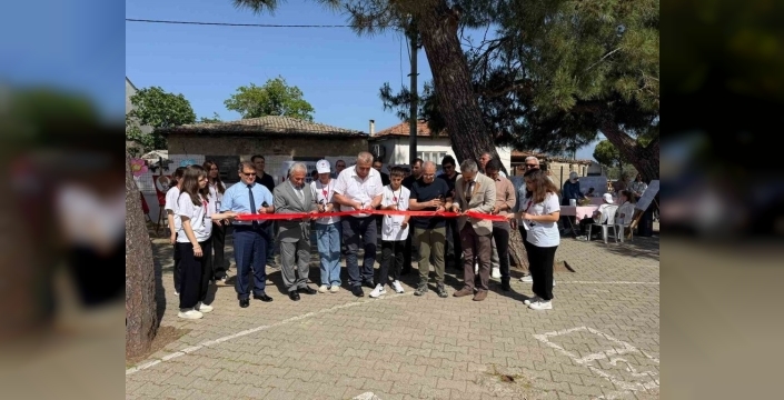 Burhaniye'de bilim fuarı coşkuyla açıldı