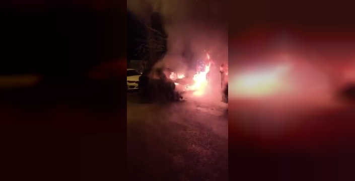 Bursa'da dehşet: Park halindeki araçlar alev topuna döndü, dumanlar gökyüzünü sardı