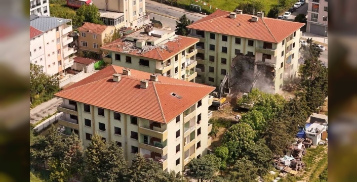 Büyükçekmece'de riskli yapılar yıkıldı, güvenli yaşam alanları hedefleniyor