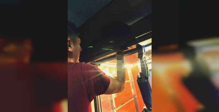 Çorlu'da itfaiye erleri, asansöre sıkışan gencin kolunu kurtardı