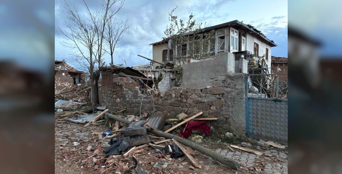 Çorum'da hortum felaketi: Oyaca köyündeki binaların yüzde 80'i oturulamaz durumda