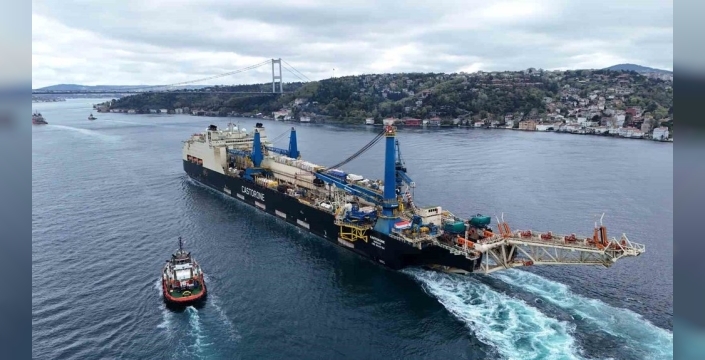 Dev boru döşeme gemisi Castorone, İstanbul Boğazı'ndan geçti