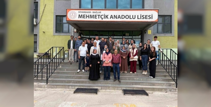Diyarbakır'da velilere 'kitap' sürprizi: Okudular, sonra sınava girdiler!