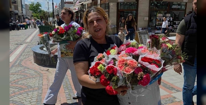 Edirne'de anneler gününde çiçek satışı yapan kadınlar ekmek mücadelesi veriyor