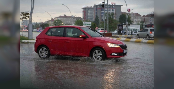 Edirne'de sağanak yağmur, sürücülere zor anlar yaşattı