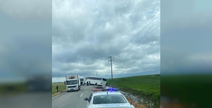 Edirne’ye giden işçileri taşıyan otobüs su kanalına düştü: 1 yaralı