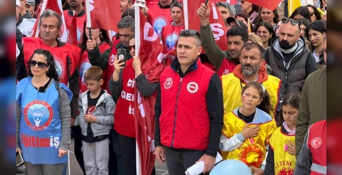 Edremit'te 1 Mayıs coşkusu: Meydanlar emek ve dayanışma sloganlarıyla yankılandı