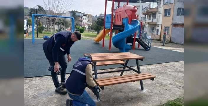 Efeler'de parklar çiçek açıyor, çocuklar güvenle gülüyor