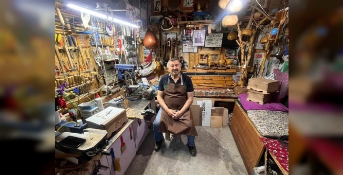 El emeği ahşap eserlerle evini sanat galerisine dönüştürdü