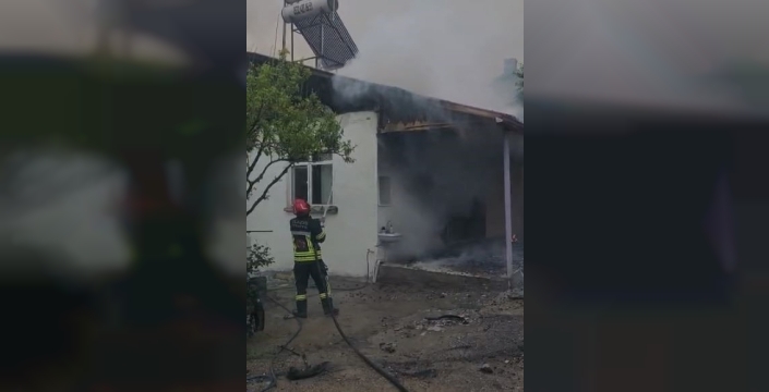 Elazığ'da çatı alev aldı: Bir kişi duman zehirlenmesi yaşadı