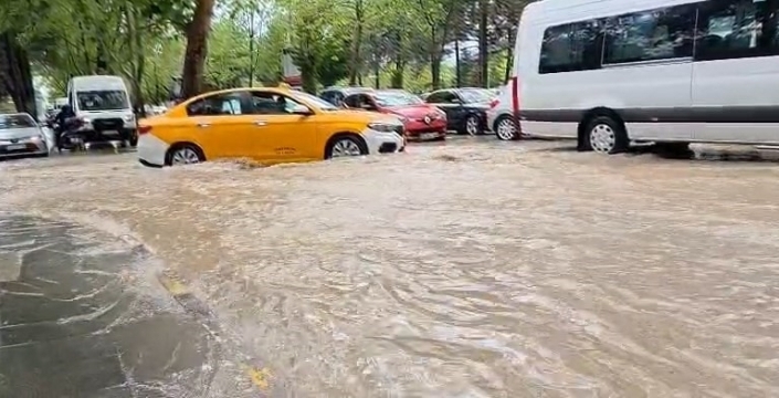 Elazığ'da sağanak yağış hayatı olumsuz etkiledi