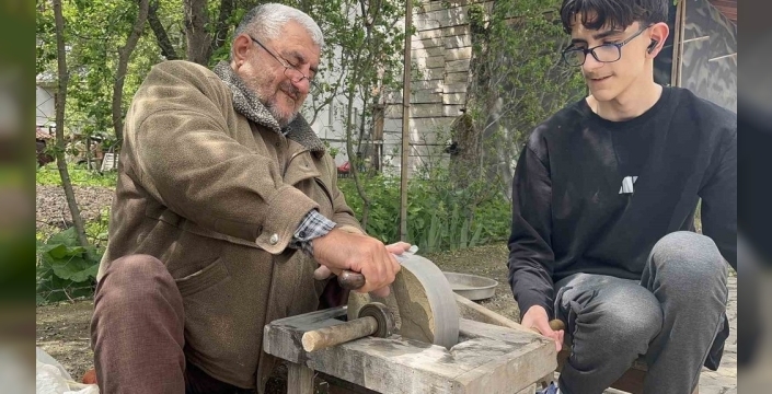 Engelli baba ve oğlu, bıçak bileyerek aile bütçesine katkı sağlıyor