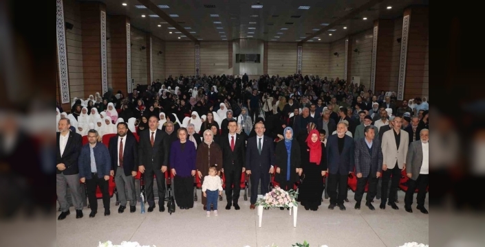 Erzincan'da Kız Kur’an kursu öğrencileri hadis-i şerif yarışmasında ter döktü