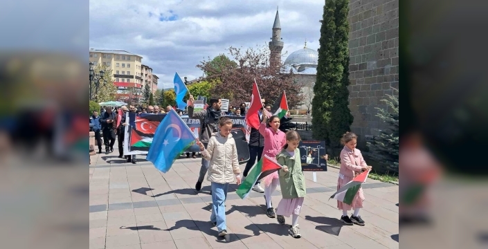 Erzurum'da sağlıkçılar, Gazze için 132'nci kez sessiz yürüyüş düzenledi
