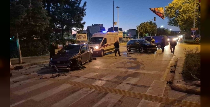 Eskişehir'de kavşakta iki otomobil çarpıştı: Yaralılar hastaneye kaldırıldı