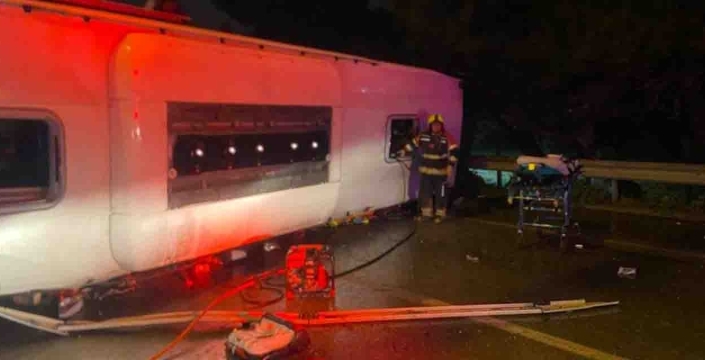 FECİ KAZA: Yolcu otobüsü devrildi! 3 ölü, 30 yaralı