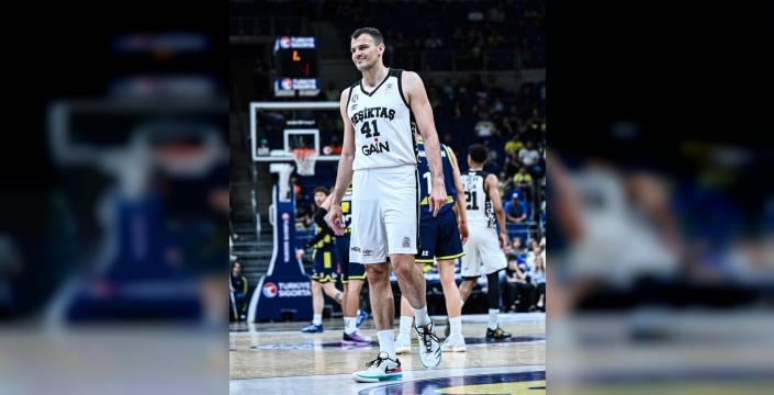 Fenerbahçe sahasında ezeli rakibi Beşiktaş'a farklı yenildi