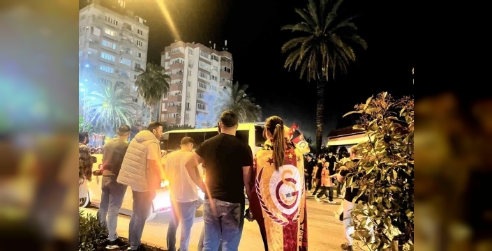 Galatasaray'ın 26. şampiyonluğu Adana'da havai fişek ve meşalelerle kutlandı