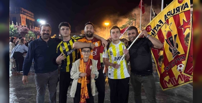 Galatasaray şampiyon, Fenerbahçeliler de kutlamaya ortak oldu