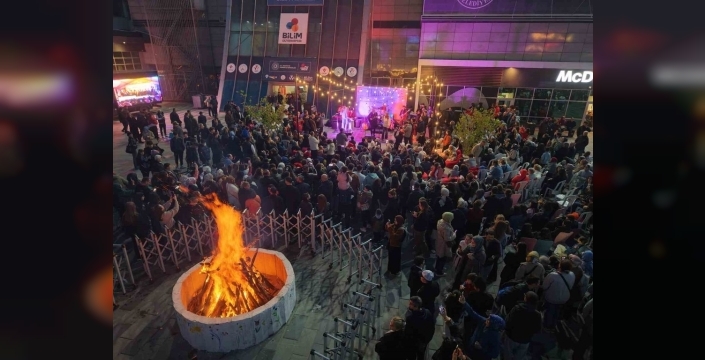 Gaziosmanpaşa'da Hıdırellez coşkusu: Ateşten atladılar, başkan vekili gitar çalıp söyledi