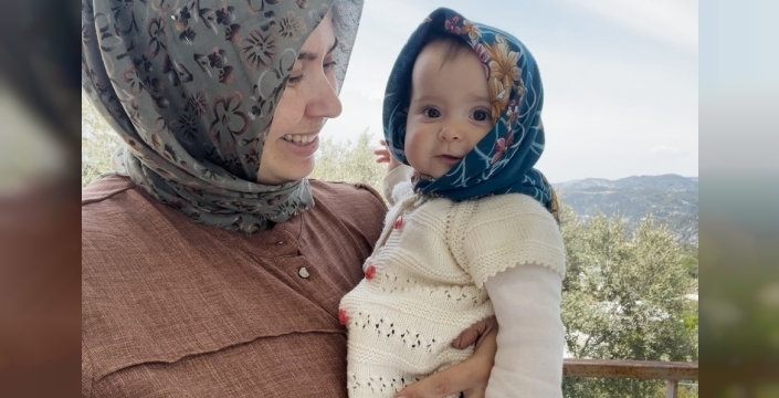 Gülümseten ikili: Anne ve 7,5 aylık kızı sosyal medyada viral oldu