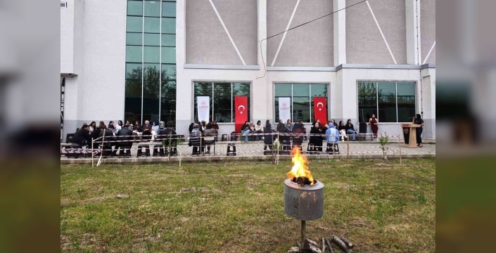 Hisarcık'ta Gençlik Ruhu Yanıyor: Ateşin Etrafında Kültür ve Sanat Şöleni