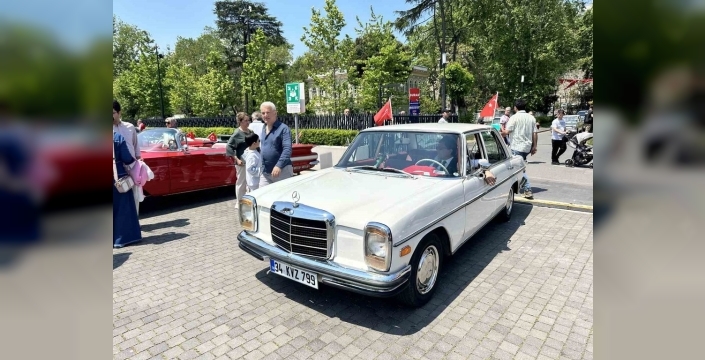 İstanbul'da 19 Mayıs coşkusu klasik otomobillerle taçlandı