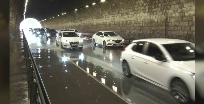 İstanbul'da sağanak yağış hayatı olumsuz etkiledi: Maltepe'deki tünel suyla doldu