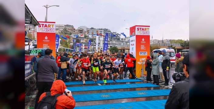 İstanbul'u koştu: Yağmura rağmen binlerce kişi Üsküdar'da ter döktü