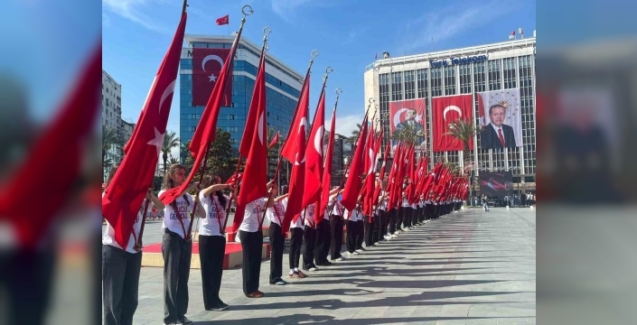 İzmir'de 19 Mayıs coşkusu dorukta: Gençler sahnede