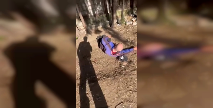 İzmir’de vicdansızlık: Uyuyan yaşlı adama tekme atan gençler serbest kaldı!