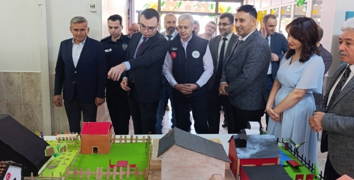 Kadınhanı’nda öğrencilerin eserleri yılsonu sergisinde beğeni topladı