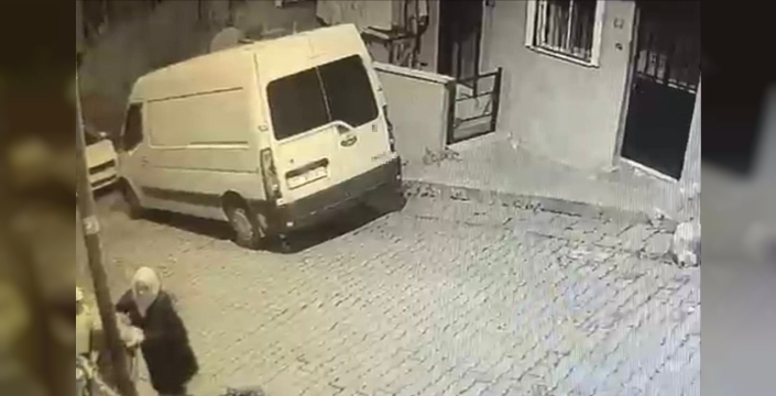 Kağıthane'de yürekler ağza geldi: 8 yaşındaki çocuk elektrik direğine dokundu, annesi son anda kurtardı!
