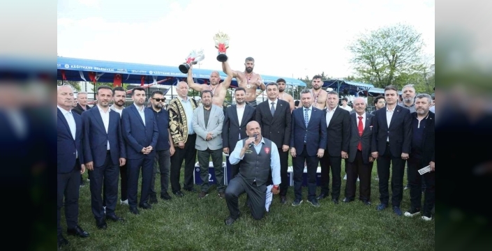 Kağıthane yağlı güreşlerinde başpehlivanlık kemeri Seçkin Duman'ın oldu