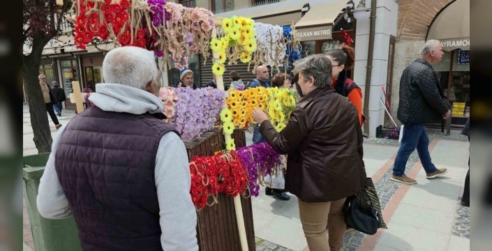 Kakava coşkusu şimdiden sokakları sardı: Renkli taçlar renk katıyor