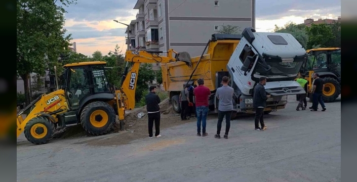Kamyon damperini kaldırırken devrildi: Hafriyat alanında panik