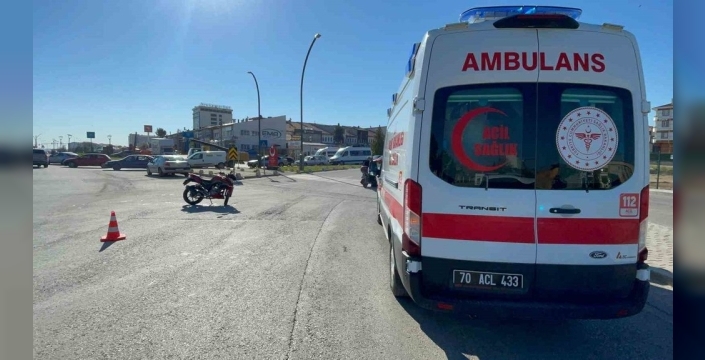 Karaman'da kavşakta feci kaza: Motosikletli genç yaralı, anbean kamerada