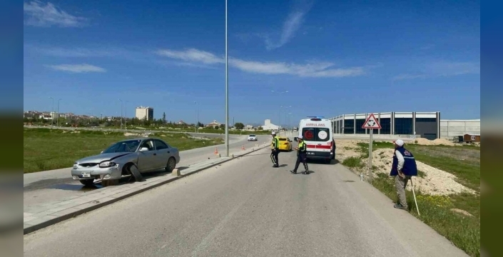Karaman'da otomobil refüje çıktı, sürücü yaralandı