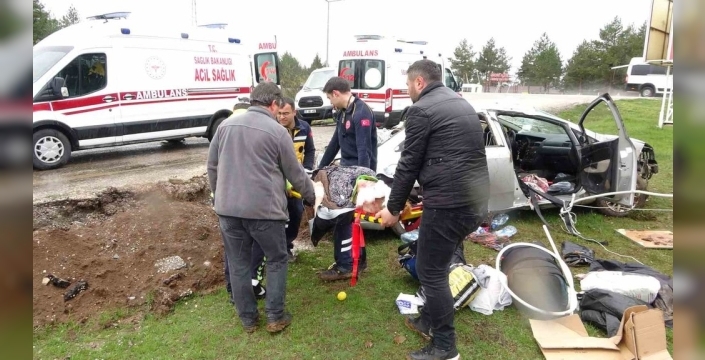 Kastamonu'da akılalmaz kaza: Yaşlı çift takla atan araçta mahsur kaldı