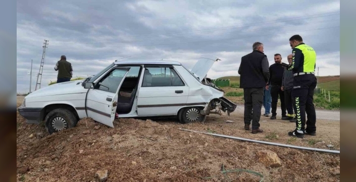 Kırıkkale'de trafik kazası: İki otomobil çarpıştı, 2 kişi yaralandı